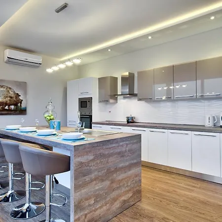 Villa Gaia - Sunset Views, Indoor Heated Pool, Sauna And Games *