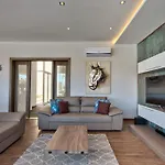 Villa Gaia - Sunset Views, Indoor Heated Pool, Sauna And Games