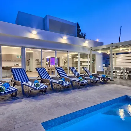 Villa Gaia - Sunset Views, Indoor Heated Pool, Sauna And Games *