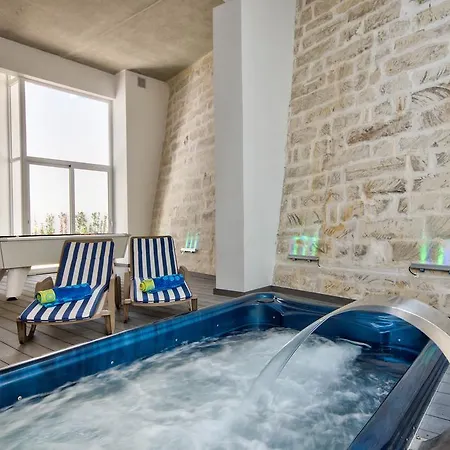 Villa Gaia - Sunset Views, Indoor Heated Pool, Sauna And Games Mellieha