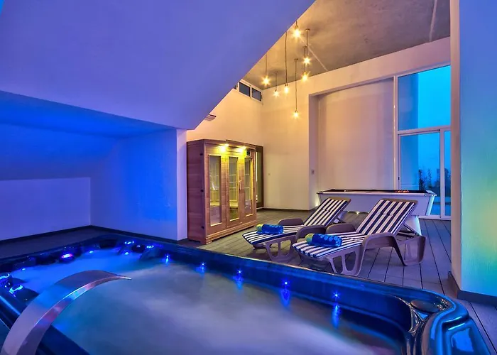 Villa Gaia - Sunset Views, Indoor Heated Pool, Sauna And Games Mellieha